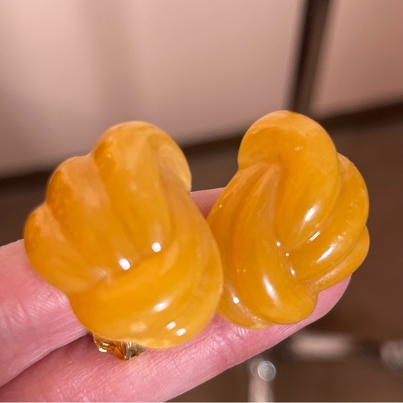 Vintage Retro Deco Lucite Plastic Oversized Amber colored Knot Clip Earrings - Picture 7 of 15